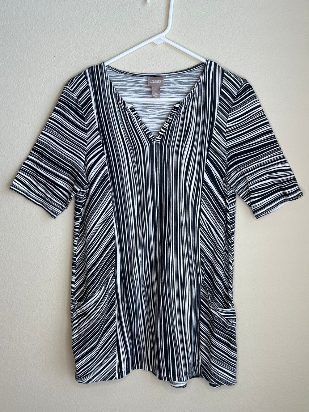 Chico's Black and White Abstract Striped V-Neck Tunic Top Size 1 Medium Resort